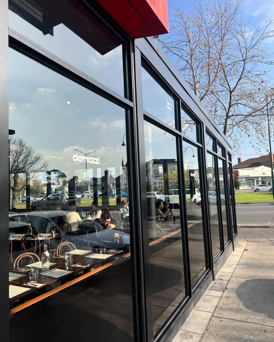 Demazzi restaurant in Essendon after a Defeco window clean, glass perfectly clear